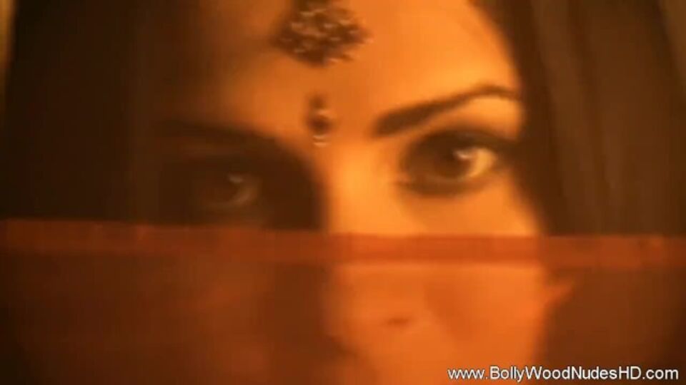 Solo porn with charming dame from Bollywood Nudes HD